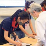 新業(yè)團隊引導(dǎo)貴賓入場就坐，一同感受文化藝術(shù)的美好。