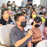 家族、粉絲們踴躍提問，老師的幽默回應(yīng)，讓現(xiàn)場氣氛輕鬆歡愉。