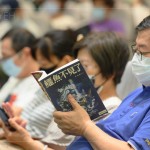 相聲瓦舍笑中帶淚的2022年度大戲《鱷魚不見了》劇本，讓人止不住高亢的笑聲，也令人在靜思時細細品味。