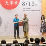 新業(yè)建設(shè)簡福榮總經(jīng)理(左一)致贈馮翊綱老師(右一)暖心好禮，感謝蒞臨「新業(yè)名人講堂」。