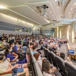 偌大的會場，不到一會兒時間，早已座無虛席。