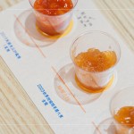 將水果搗碎或切塊，熬煮後釋出果膠凝結(jié)成醬，吃得到果粒，屬於『有魂有體』的果醬，英文為『Jam』。