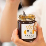 柯亞老師曾說『南莊橙』是入行以來最具挑戰(zhàn)的嘗試，近兩年的時(shí)間調(diào)配了30幾款版本，成功找回半世紀(jì)前的味道，把在地民族的歷史保存在果醬裡。