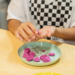 用雙手揉搓火龍果粉圓，每一顆都擁有手工製作的獨特感，期待成品端上桌的那一刻。