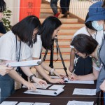 於新業(yè)建設(shè)專屬領(lǐng)票處，仔細(xì)與住戶核對資料及票卷，讓住戶可以安心地入場觀影。