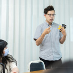 由甘霖基金會-楊子賢主任與新業(yè)同仁分享送餐服務(wù)的初衷與目的，期許當(dāng)天的志工體驗?zāi)芨钋械倪M行，共同傳遞真誠與關(guān)懷。