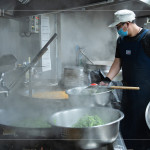 早上六點開始，中央廚房與志工著手備餐，馬不停蹄的來回穿梭，從打菜到分裝都與時間賽跑著，每個流程都是滿滿的真心與付出。