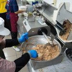 牙口不好的長輩們，需將餐食絞碎到適合入口的程度，確保每一口都能安心吞嚥，不只是備餐上的用心，更是對長輩健康與尊嚴(yán)的守護。