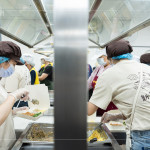 新業(yè)同仁走進「甘霖基金會」廚房，用雙手盛裝關(guān)懷，將一份份餐點化作支持與陪伴，傳遞到每位長輩餐桌上。