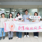 新業(yè)建設(shè)與甘霖基金會從109年攜手合作，參與送年菜活動、擔(dān)任送餐志工、親手製作中秋月餅、端午肉粽致贈長輩，用實際行動展現(xiàn)最真心的承諾。(圖右三為甘霖基金會－楊子賢主任)