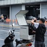 當(dāng)天即使下著雨，送餐也不停歇，志工們騎車或開車穿梭在巷弄間，每次啟程都是一份責(zé)任，確保每位在家中等候的長輩，安心享用餐點。