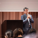 新業(yè)建設邱正光副總經理帶領新業(yè)職人團隊，透過說明會與住戶對話，展現(xiàn)公司對客戶溝通的高度重視與責任感。