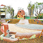 1樓戶(hù)外由日籍大師設(shè)計(jì)，遊樂(lè)場(chǎng)結(jié)合藝術(shù)及在地特色。