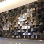 家藝品，彰顯妳低調(diào)奢華的藝術(shù)品味，一幀立體木方造型作品，不規(guī)則的排列組合，不論是進(jìn)入轉(zhuǎn)角，或轉(zhuǎn)出走道，都能看見(jiàn)不同角度的精彩