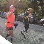 讓所有人感動的一張照片，即使雙腳不完美但依然堅持著挑戰(zhàn)跑10K的距離，
對運動的熱愛與初心讓人由衷感佩！     
