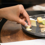 觸覺先行，透過指尖最直覺的傳遞每款乳酪的質(zhì)地，品味乳酪不只是「吃」的動作，更是五感的交響。