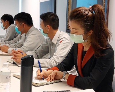 新業(yè)攜新進(jìn)｜手把手，向前行