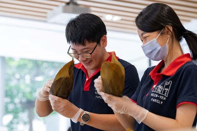 端午粽情意 新業(yè)建設包粽與獨居長輩同樂