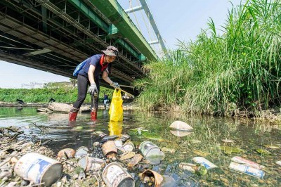 新業(yè)建設為臺中筏子溪淨　驚覺垃圾量驚人